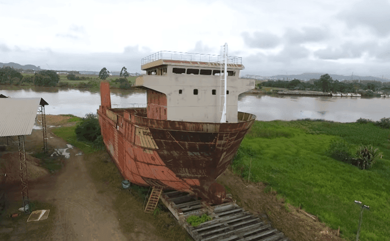 O Navio Mal-Assombrado de Itajaí: Lenda ou Realidade?
